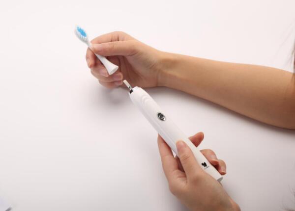 電動牙刷多久換一次刷頭合適？電動牙刷頭更換周期為三個月一次