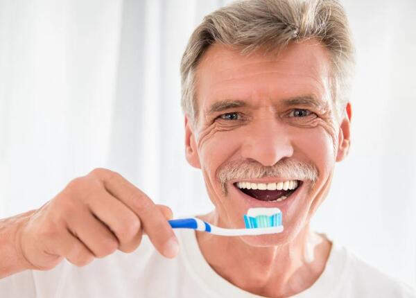 老年人適合用聲波電動(dòng)牙刷嗎？聲波牙刷的三大適用人群