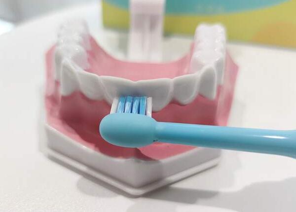 兒童用電動牙刷的利弊了解，掌握孩子的口腔健康