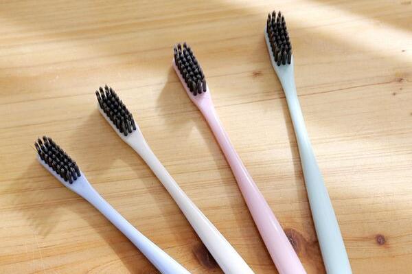 手動(dòng)牙刷要怎么挑選好壞？選擇手動(dòng)牙刷時(shí)要考慮的因素