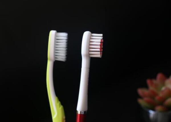 手動牙刷怎么選刷毛？選擇正確刷毛類型，實現(xiàn)有效清潔