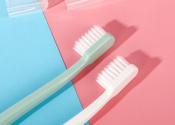 成人用哪種類型的牙刷好？探尋適合您的牙齒保健伴侶！