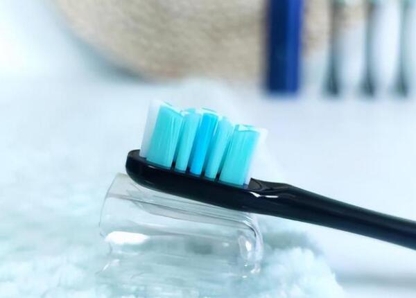 口腔用具使用：電動牙刷跟電動沖牙器怎么使用？